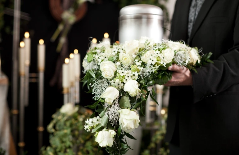 Urna oraz kwiaty pogrzebowe